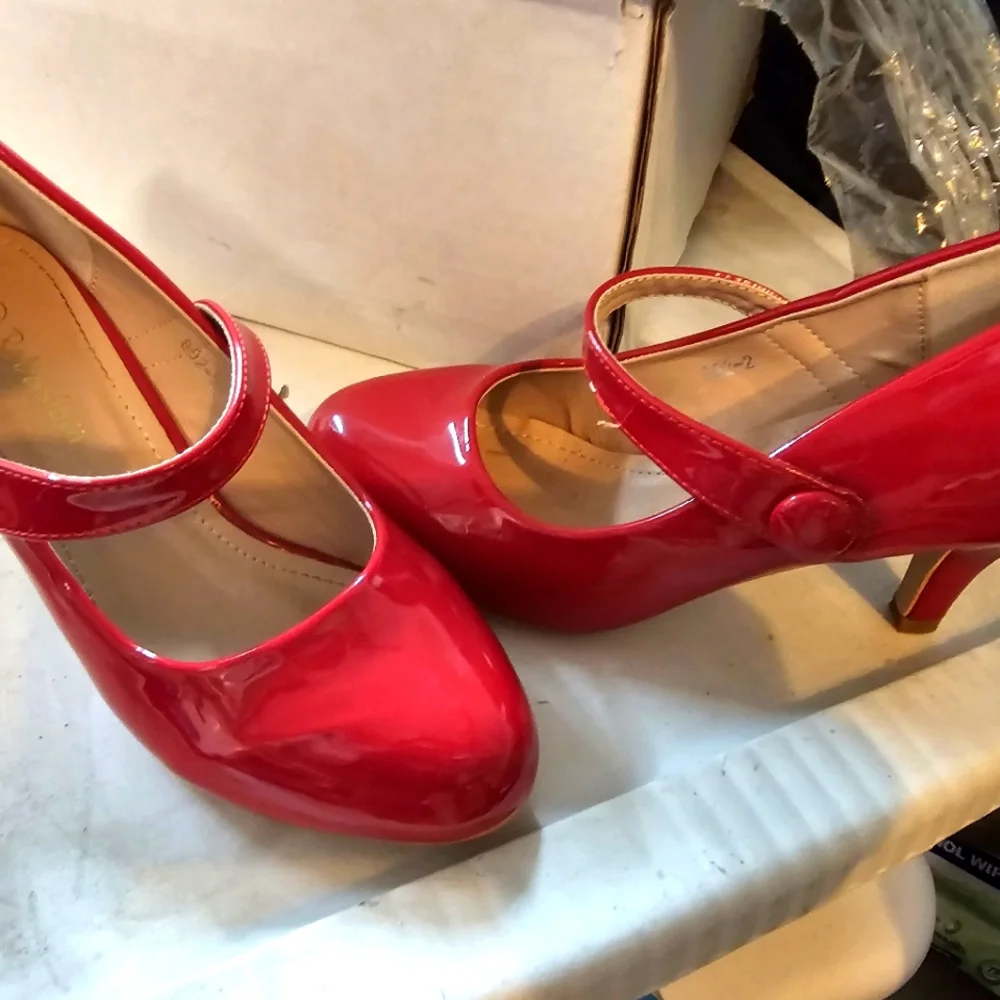 Red heels, size 36. 2.5" heel height. - Picture 4 of 7